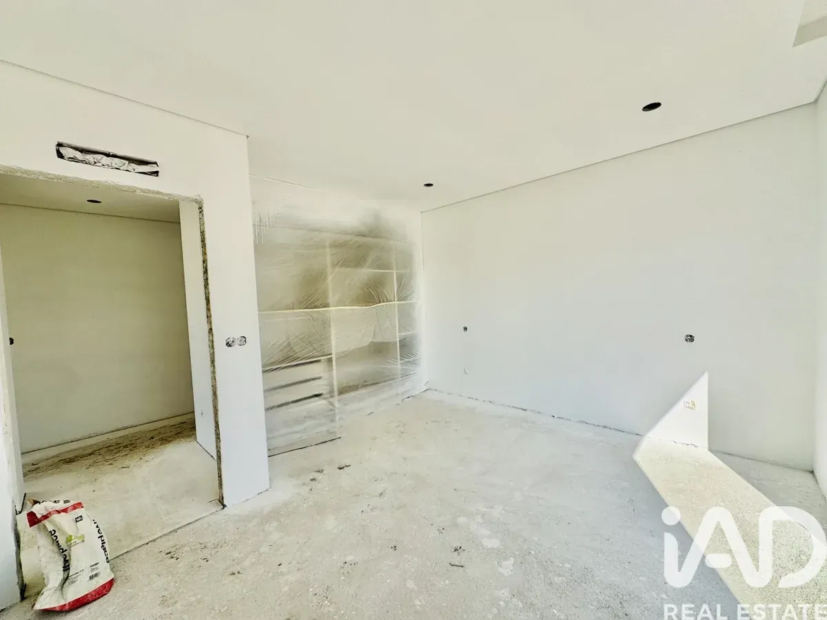 Nowy dom parterowy z basenem w Fernão Ferro (Seixal) – zdjęcie 3
