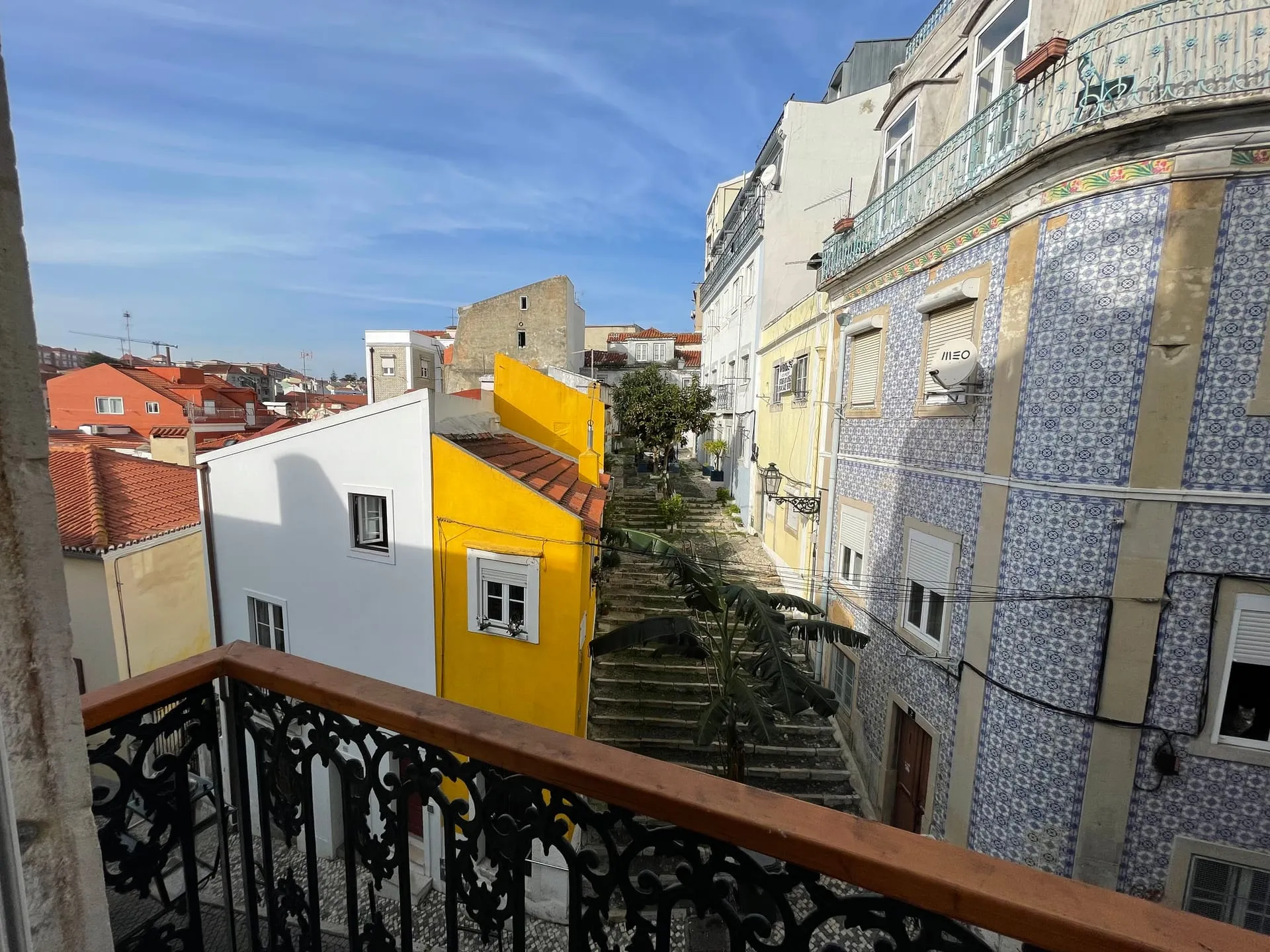 Widok z balkonu na lizbońską uliczkę z azulejos