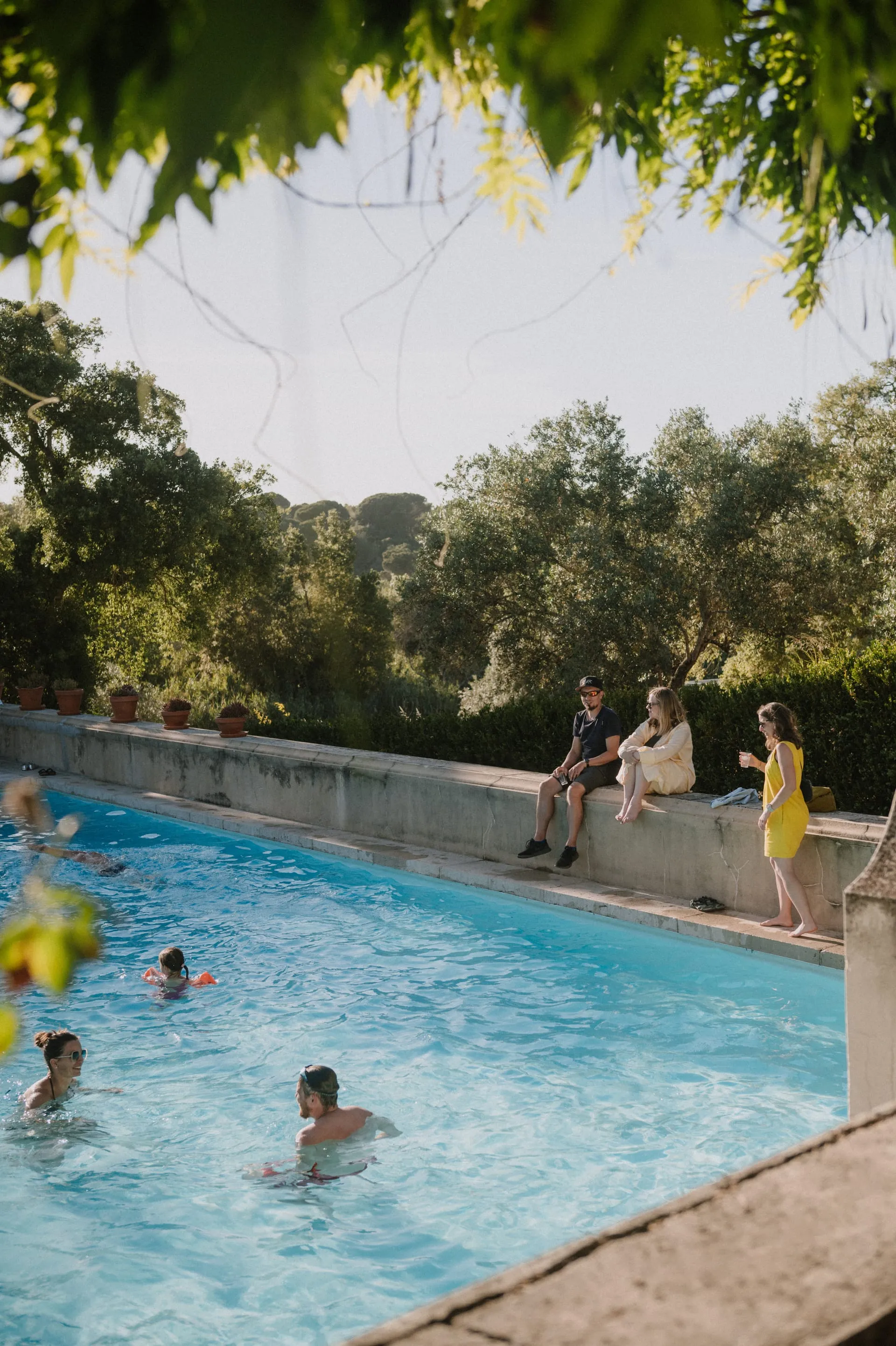 Basen przy portugalskiej quincie w letni dzień