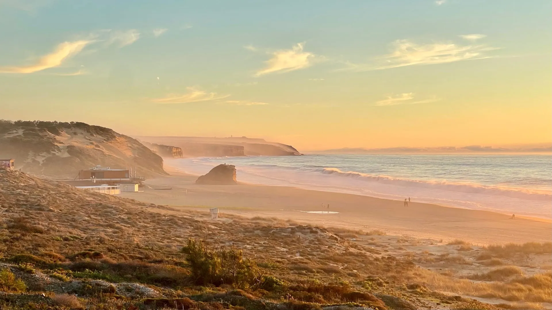 Plaża na Półwyspie Setúbal o zachodzie słońca