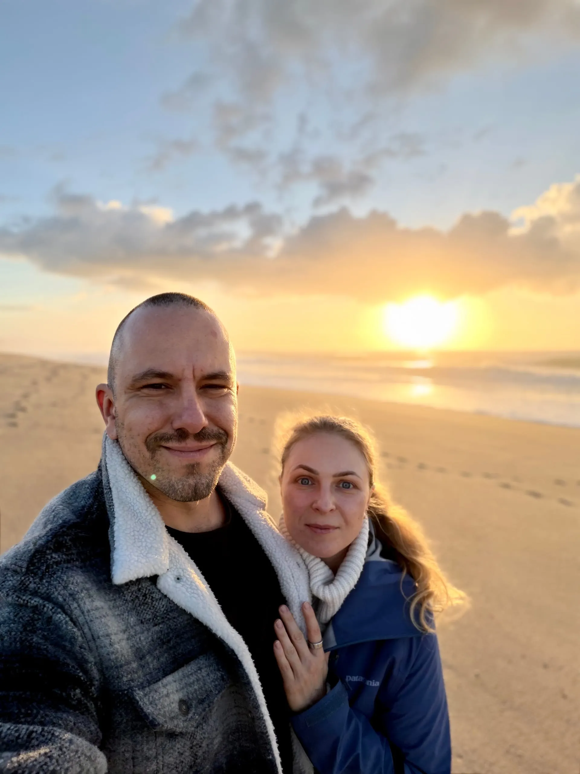 Karol i Matylda na plaży w Portugalii o zachodzie słońca