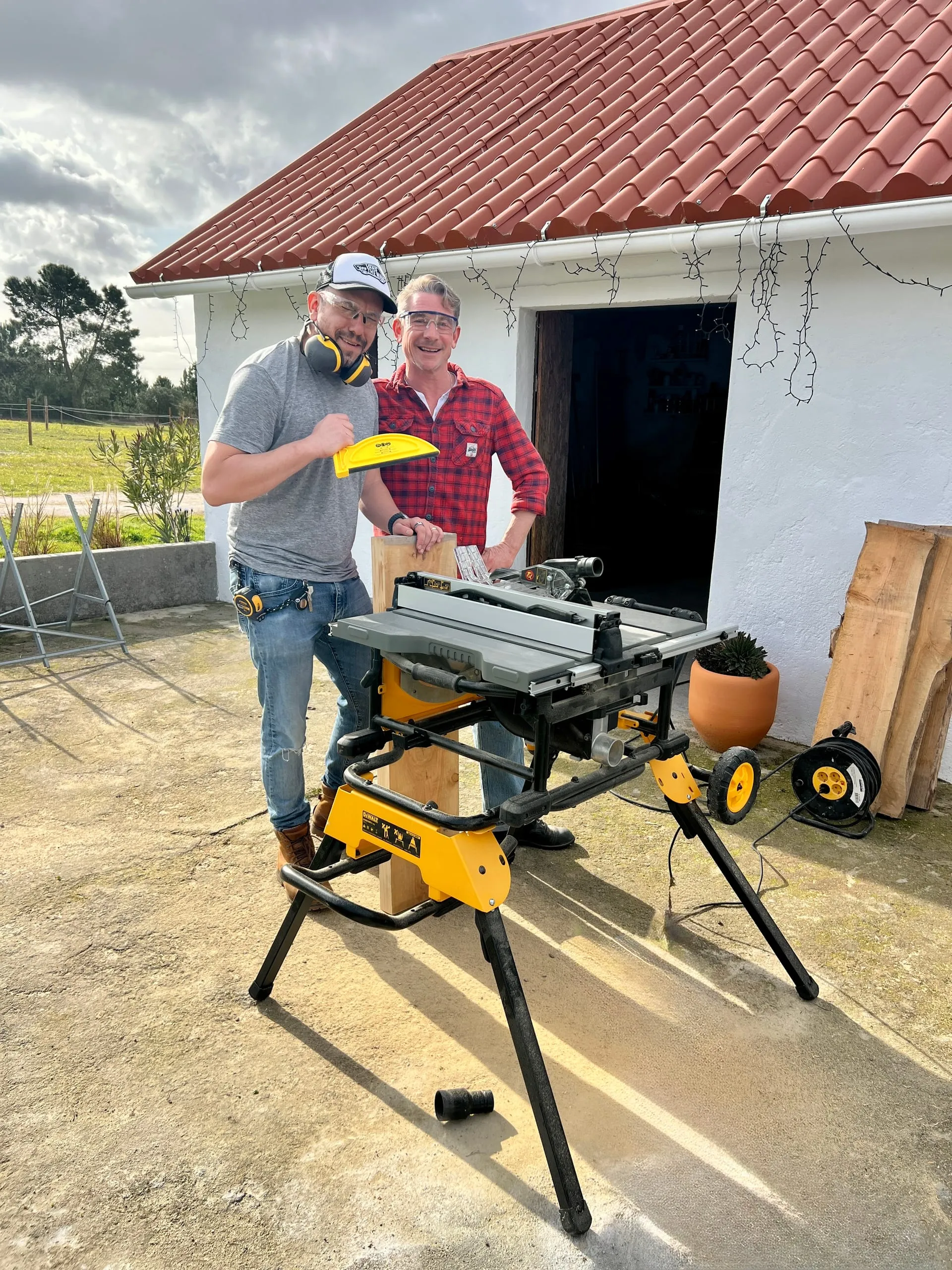 Karol pomagający przy remoncie domu klienta w Portugalii