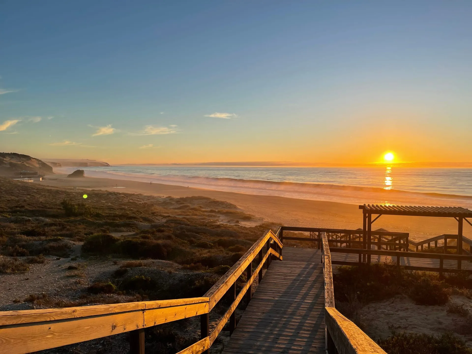 Kładka na plażę o zachodzie słońca — Portugalia