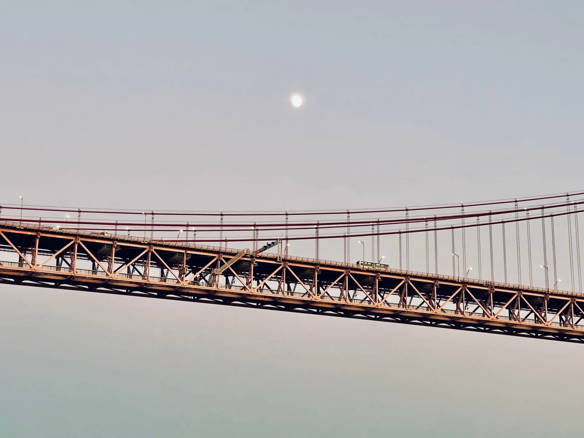 Most 25 Kwietnia na tle pastelowego nieba — minimalistyczna perspektywa