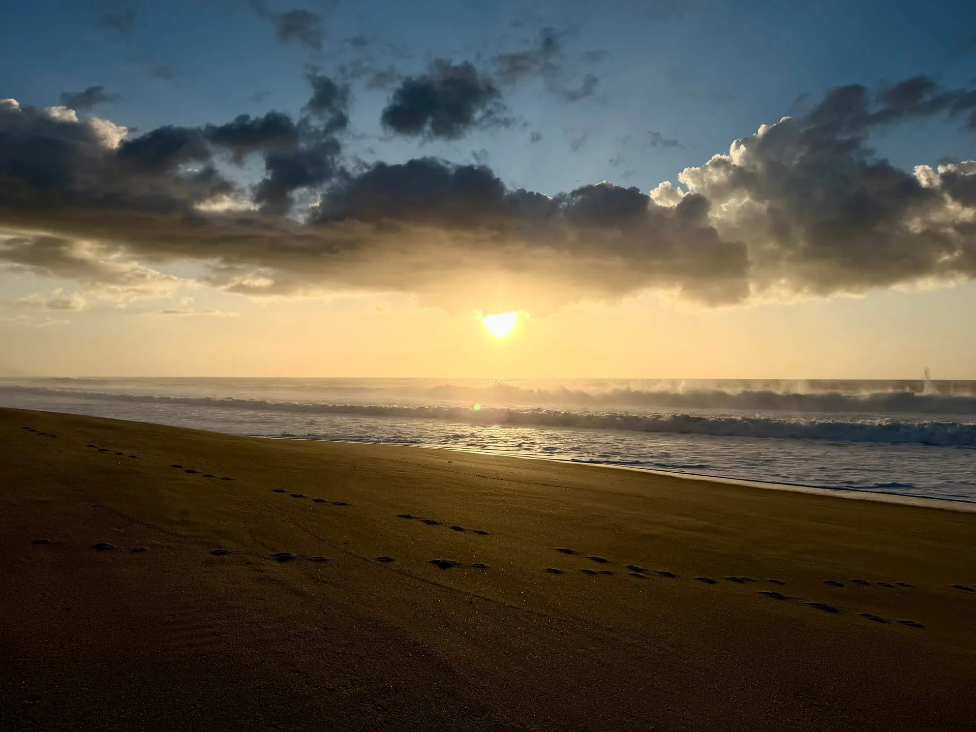 Plaża o zmierzchu — nastrojowe światło i fale Atlantyku