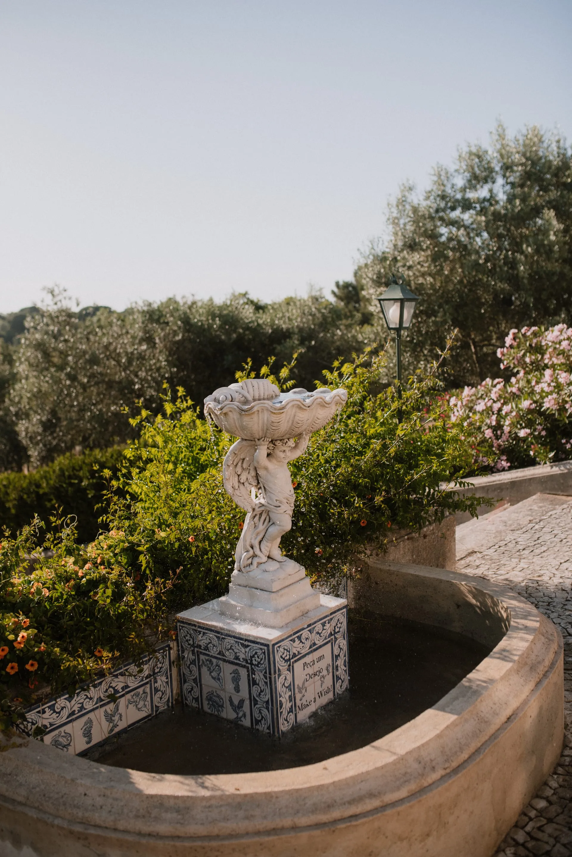 Ogród portugalskiej quinty — fontanna z azulejos, zieleń i złote światło
