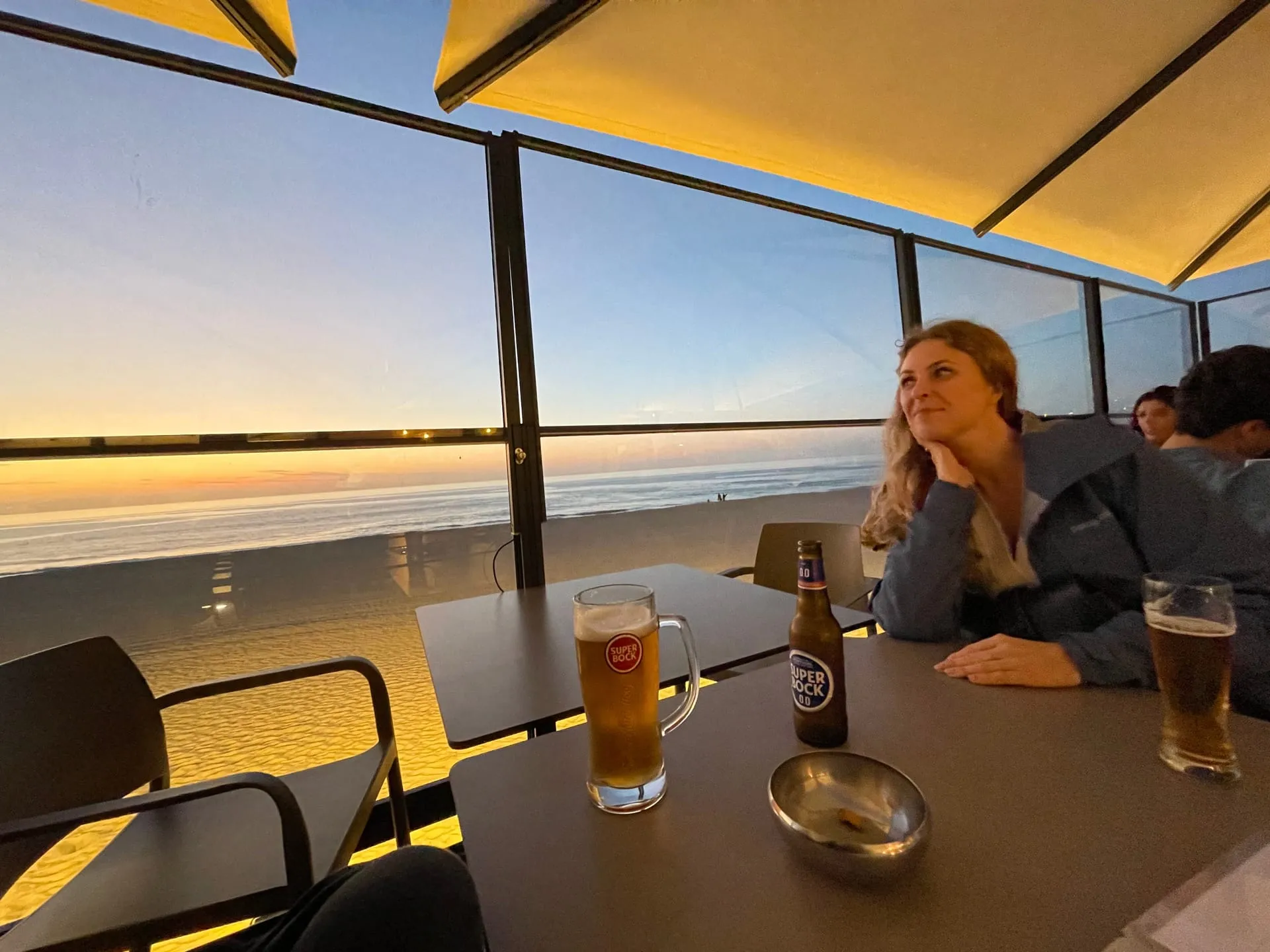 Restauracja przy plaży o zachodzie słońca