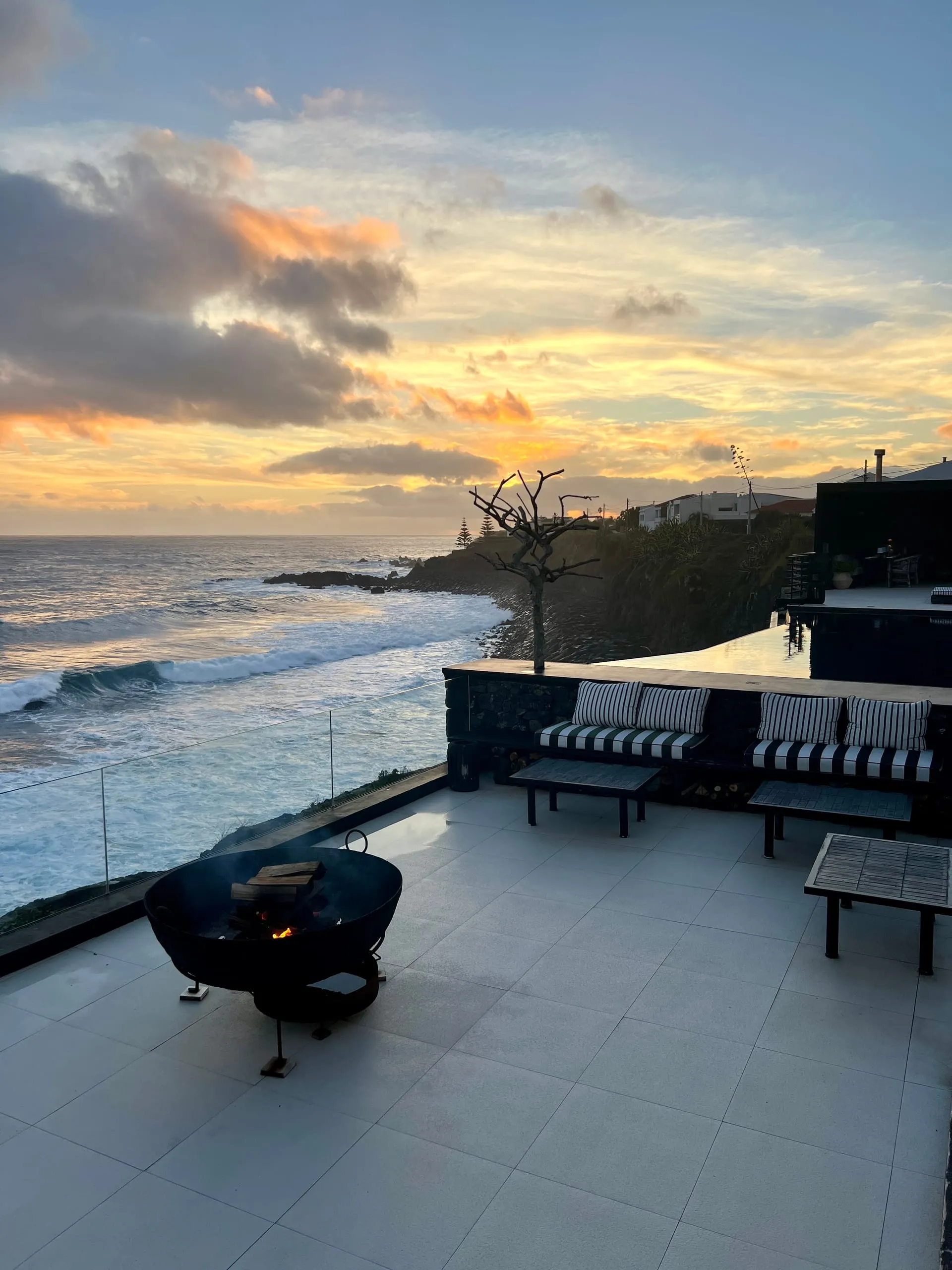 Taras z widokiem na ocean o zachodzie słońca