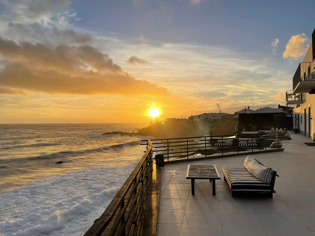 Taras z widokiem na ocean o zachodzie słońca