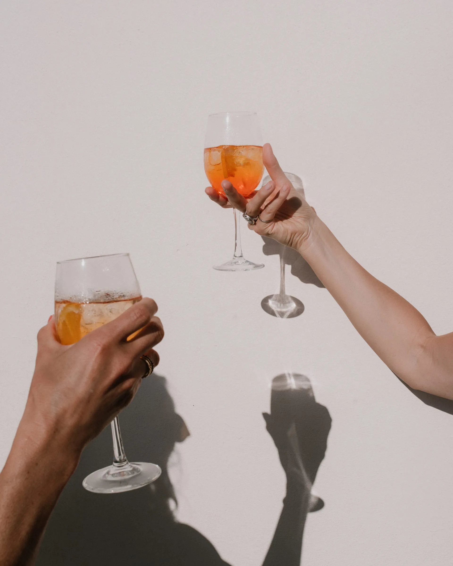 Toast kieliszkami Aperol Spritz — celebracja udanej transakcji
