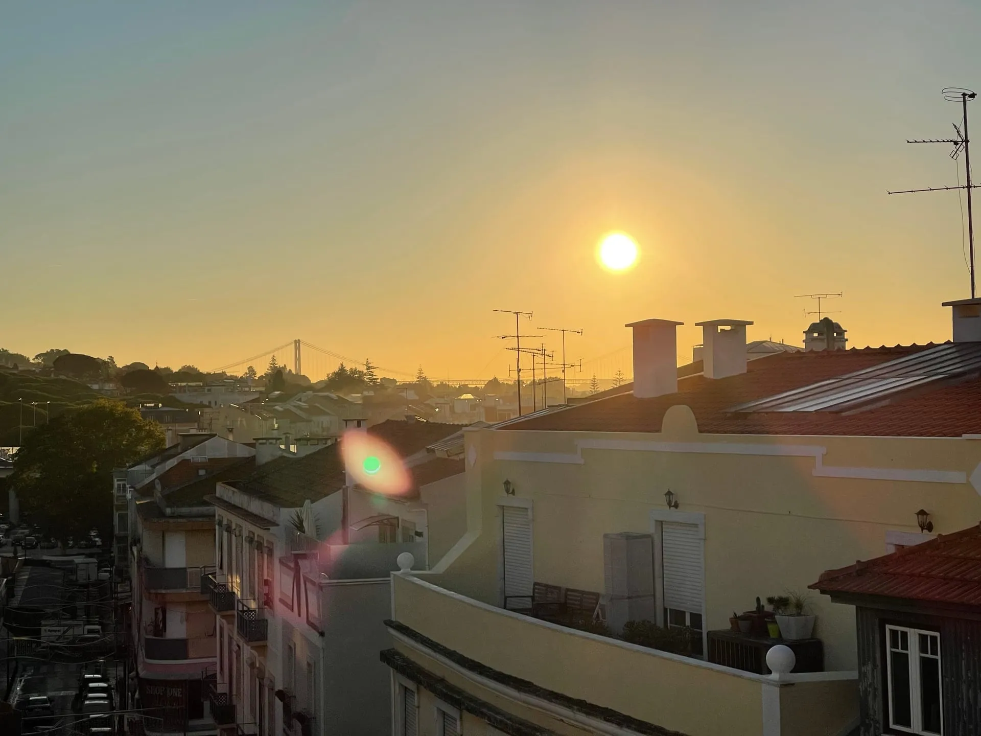 Ulica w lizbońskiej dzielnicy mieszkalnej o zachodzie słońca