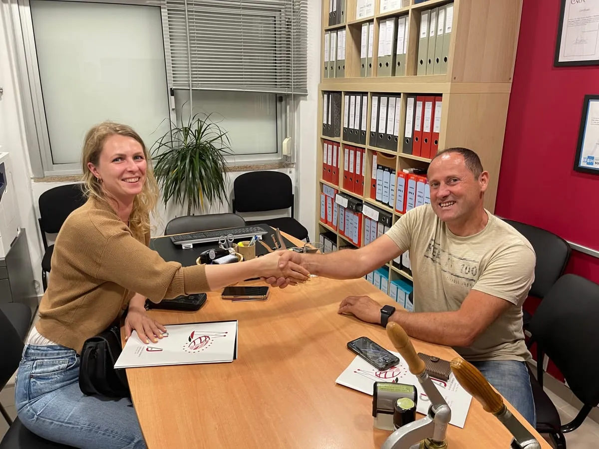 Karol i Matylda finalizują transakcję z klientem