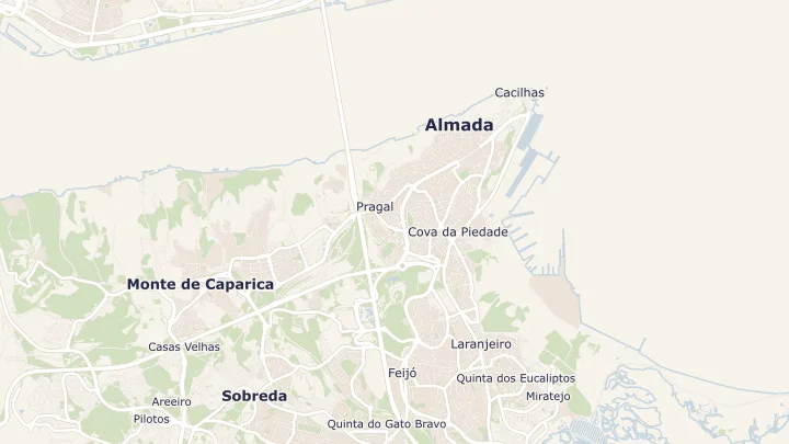 Mapa okolicy: Almada, Cova da Piedade, Pragal e Cacilhas. Zaznaczony obszar o promieniu 300 metrów wokół przybliżonego środka lokalizacji.